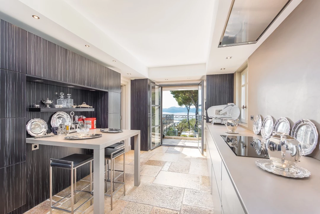 1680593628-Luxury Real estate rent Cannes villa Mosaique kitchen.webp